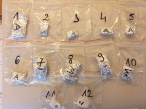 woreczki strunowe z zawartością amfetaminy i marihuany ułożone w trzech rzędach według kolejności numerycznej od 1 do 12