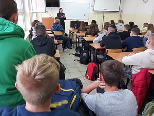 pogadanka policjantki z uczniami Zespołu Szkół Zawodowych w Działdowie