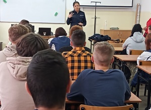 spotkanie policjantki z uczniami pierwszej klasy szkoły ponadpodstawowej w Działdowie w sali lekcyjnej