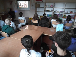 młodzież ogląda film edukacyjny na szkolnej świetlicy