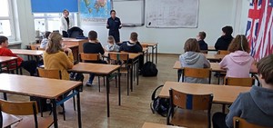 policjantka w klasie z szóstoklasistami