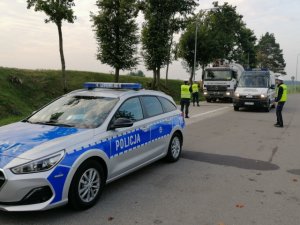 Funkcjonariusze Ruchu Drogowego KPP w Działdowie i Inspekcji Transportu Drogowego z Iławy zatrzymują do kontroli drogowej jadący drogą pojazd ciężarowy