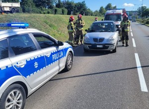 policja, karetka pogotowia, pojazd Lancia uczestniczący w zdarzeniu drogowym na ulicy Olsztyńskiej w Działdowie, strażacy