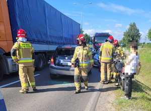 strażacy, pojazd Lancia, radiowóz, wóz strażacki, ciężarówka, osoba postronna na drodze przy ulicy Olsztyńskiej w Działdowie