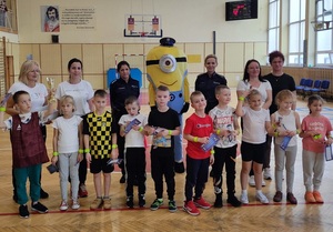 drużyna biorąca udział w konkursie na zdjęciu grupowym z opiekunką, prowadzącymi konkurs, maskotką Minionkiem i policjantkami