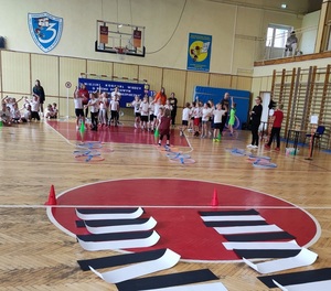 drużyny podczas konkurencji sportowej z układaniem pasów