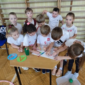 dzieci podczas jednej z konkurencji kolorują sygnalizację świetlną