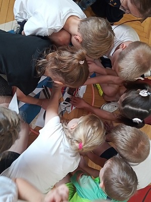 dzieci podczas jednej z konkurencji układają puzzle