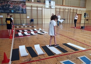 dziewczynka podczas konkurencji prawidłowego przechodzenia po pasach