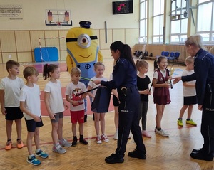 policjantki przekazują zwycięskiej drużynie elementy odblaskowe i gratulacje