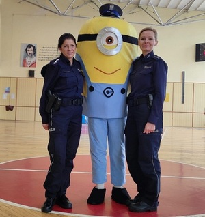 Policjantki stoją na sali z maskotką konkursu Komendantem Minionkiem