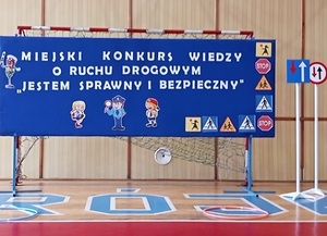 tablica z napisem Miejski Konkurs Wiedzy o Ruchu Drogowym Jestem sprawny i bezpieczny