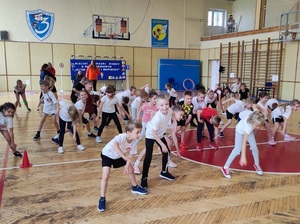 uczestnicy konkursu podczas zabawy tanecznej na sali