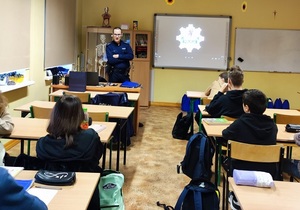 policjant w klasie z uczniami podczas spotkania w ramach projektu POWER ON