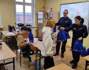 Policjantka i policjant przekazują młodzieży w klasie pakiety POWER ON