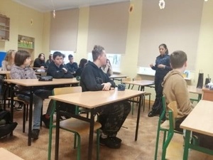 Policjantka podczas spotkania z ósmoklasistami w klasie
