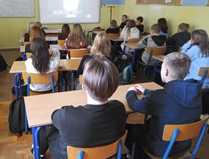 młodzież ogląda film edukacyjny na szkolnej świetlicy