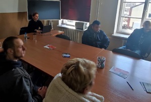 policjantka podczas spotkania z osobami z Urzędu Pracy
