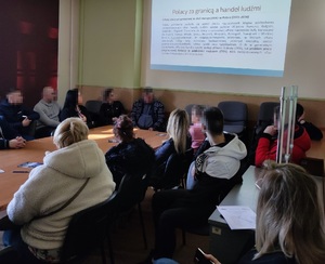 zarejestrowani w Urzędzie Pracy podczas spotkania z policjantką