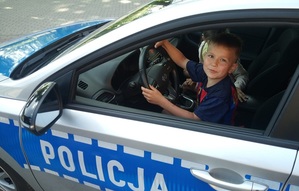 chłopiec w policyjnym radiowozie