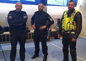 policjanci od taktyk i technik interwencji i policjant ruchu drogowego