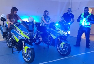 uczestniczki spotkania na motocyklach policyjnych w obecności policjantów ruchu drogowego