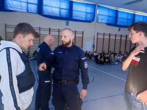 uczniowie rozmawiają z policjantami od taktyk i technik interwencji