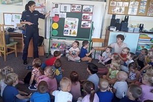 Policjantka na spotkaniu z przedszkolakami