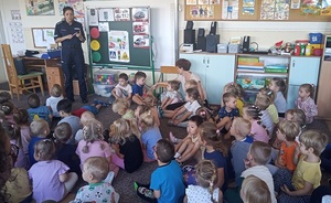 Policjantka rozmawia z przedszkolakami