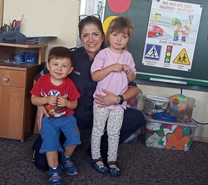 policjantka z przedszkolakami