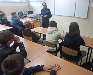 Policjantka na spotkaniu z młodzieżą