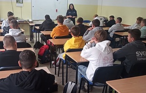 Policjantka podczas spotkania z młodzieżą w klasie 1