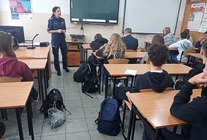 Policjantka podczas spotkania z młodzieżą w klasie