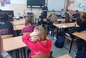 Policjantka podczas spotkania z młodzieżą w klasie