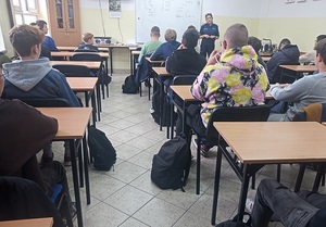Policjantka podczas spotkania z młodzieżą w klasie