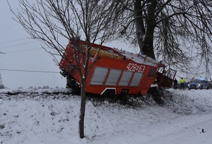 miejsce zdarzenia drogowego z udziałem wozu strażackiego