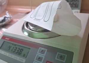 zabezpieczone narkotyki na wadze