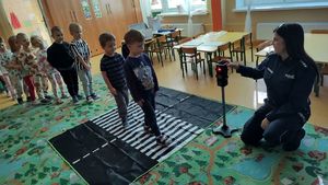 policjantka z wizytą u przedszkolaków