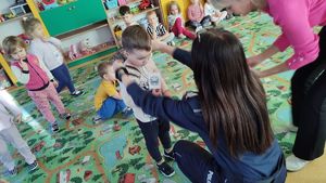 policjantka z wizytą u przedszkolaków