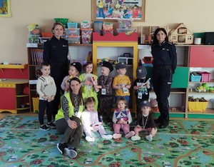 policjantka z wizytą u przedszkolaków