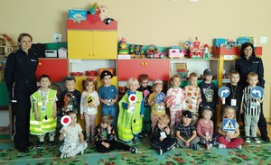 policjantka z wizytą u przedszkolaków