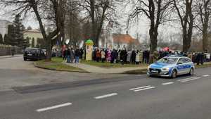 Policjanci podczas zabezpieczenia.