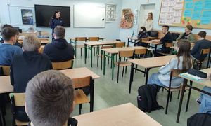 Policjantki na spotkaniu z ósmoklasistami