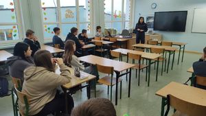 Policjantki na spotkaniu z ósmoklasistami