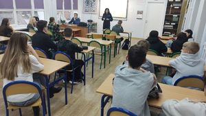 Policjantki na spotkaniu z ósmoklasistami