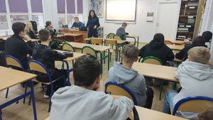 Policjantki na spotkaniu z ósmoklasistami