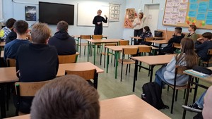 Policjantki na spotkaniu z ósmoklasistami