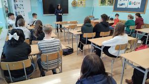 spotkanie policjantki z młodzieżą w Rybnie