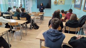 spotkanie policjantki z młodzieżą w Rybnie