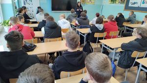 spotkanie policjantki z młodzieżą w Rybnie